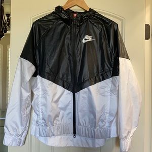 Women’s Nike rain jacket size L!  Only wore once!